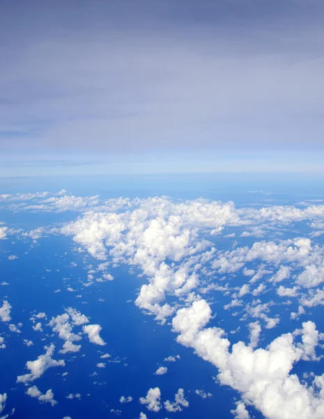 Blauer Himmel mit weißen Wolken — Stockfoto