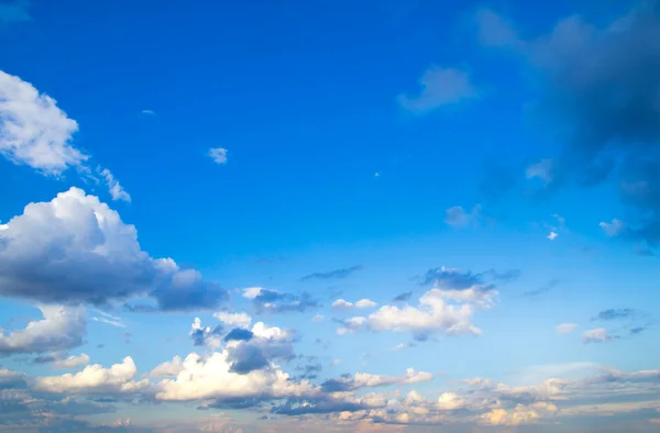 Céu azul com nuvens brancas — Fotografia de Stock