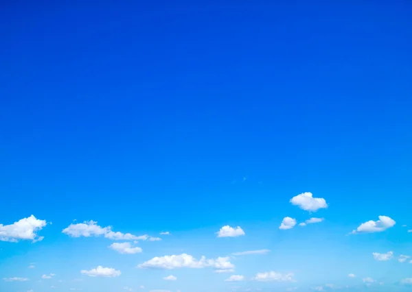 Céu azul com nuvens brancas — Fotografia de Stock