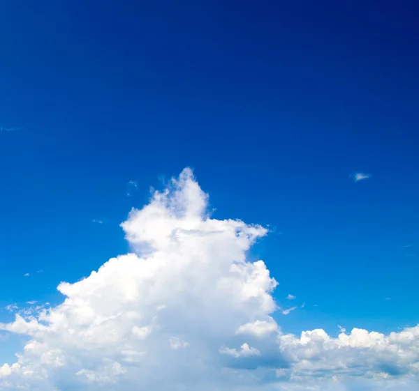 Céu azul com nuvens brancas — Fotografia de Stock