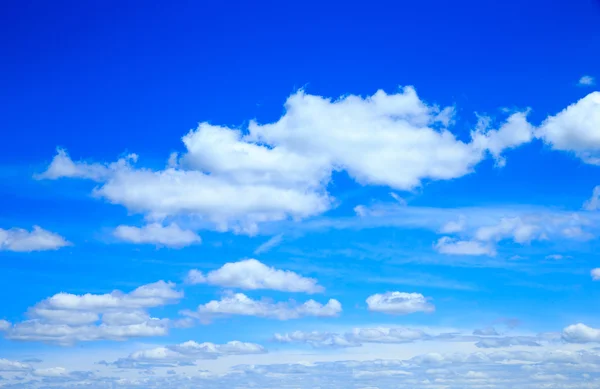 Blauwe lucht met witte wolken — Stockfoto