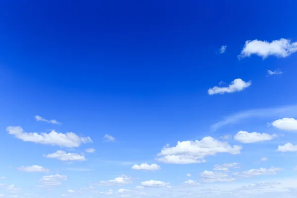 Cielo azul con nubes blancas —  Fotos de Stock