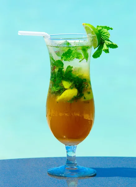 Cocktail with blur beach — Stock Photo, Image