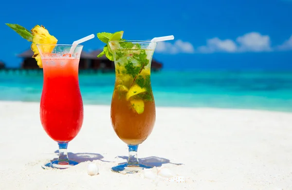 Cocktails with blur beach — Stock Photo, Image