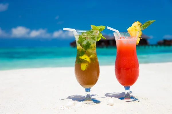 Cocktails with blur beach — Stock Photo, Image