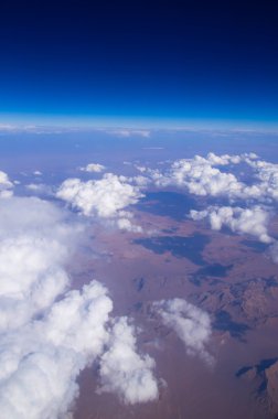 Beyaz bulutlu mavi gökyüzü