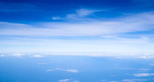 Cielo azul con nubes blancas —  Fotos de Stock