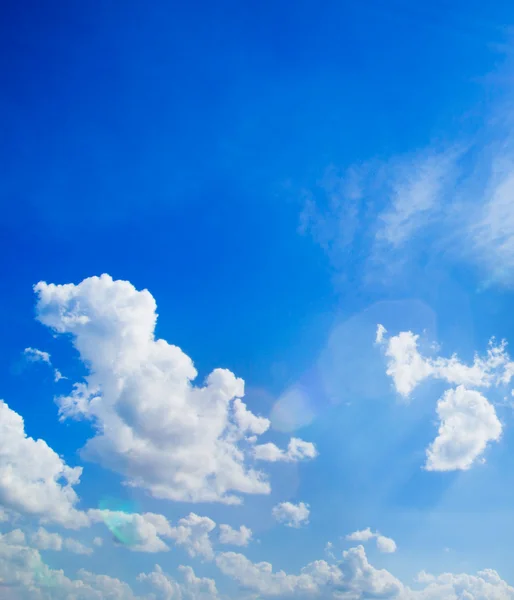 Beyaz bulutlu mavi gökyüzü — Stok fotoğraf