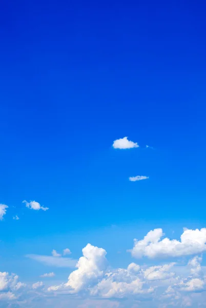 Blauer Himmel mit weißen Wolken — Stockfoto