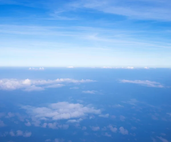 Ciel bleu avec des nuages blancs — Photo