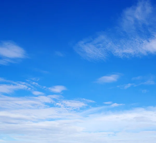 Μπλε ουρανός με άσπρα σύννεφα — Φωτογραφία Αρχείου