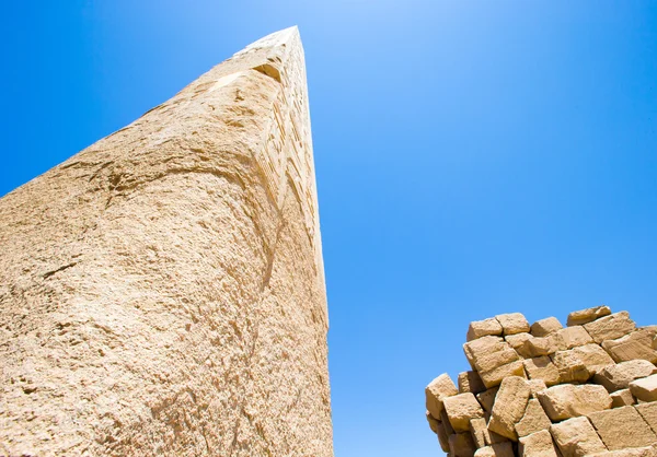 Obelisco en el templo de Karnak — Foto de Stock