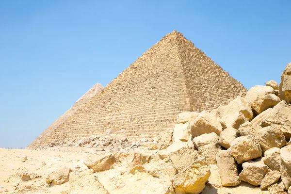 Med pyramiderna i Giza i Kairo, Egypten. — Stockfoto