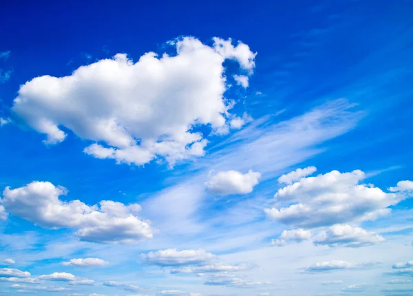 Blauer Himmel mit weißen Wolken — Stockfoto