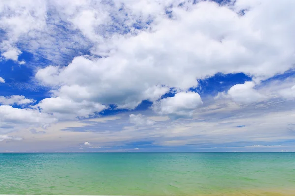 Playa y mar tropical — Foto de Stock