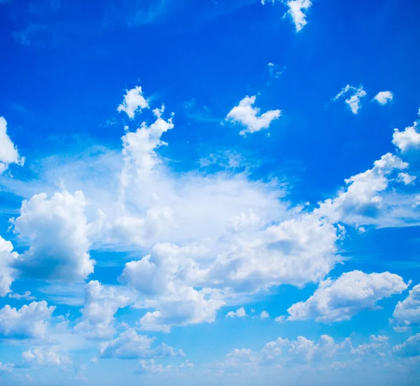 Cielo azul con nubes blancas —  Fotos de Stock