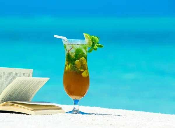 Cocktail mit verschwommenem Strand — Stockfoto