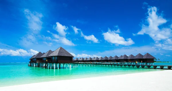 Beach with bungalows at Maldives — Stock Photo, Image