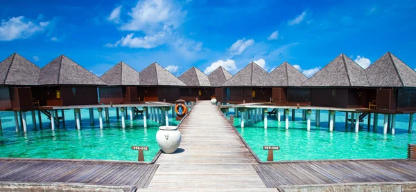 Strand met bungalows op de Malediven — Stockfoto