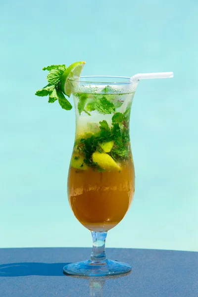 Cocktail with blur beach — Stock Photo, Image