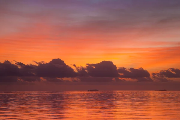 モルディブの海の上の日没 — ストック写真