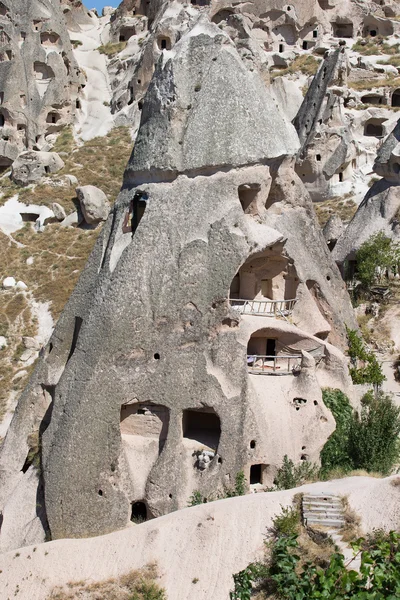 在卡帕多西亚的山地景观 免版税图库照片