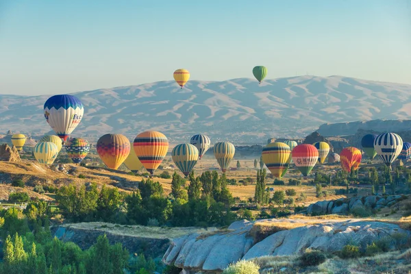 Balloons flying over cappadocia — Stock Photo, Image