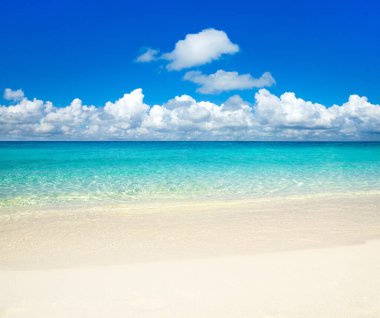 Mavi deniz ve mavi gökyüzü. Kumsal ve deniz. Sakin denizin üstündeki mavi gökyüzü 