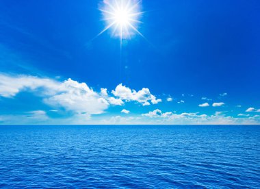 Mavi deniz ve mavi gökyüzü. Kumsal ve deniz. Sakin denizin üstündeki mavi gökyüzü 