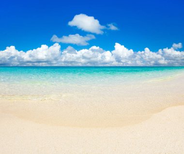 Kumsal ve deniz. Tropik plaj. Mavi deniz ve mavi gökyüzü. Sakin denizin üstündeki mavi gökyüzü 