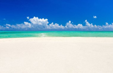 Kumsal ve deniz. Tropik plaj. Mavi deniz ve mavi gökyüzü. Sakin denizin üstündeki mavi gökyüzü 