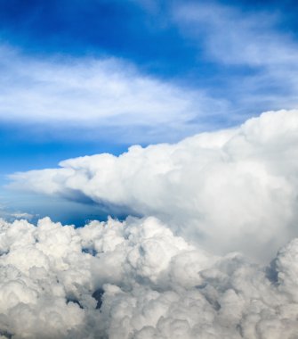 Beyaz bulutlu mavi gökyüzü