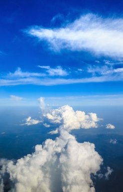 Beyaz bulutlu mavi gökyüzü