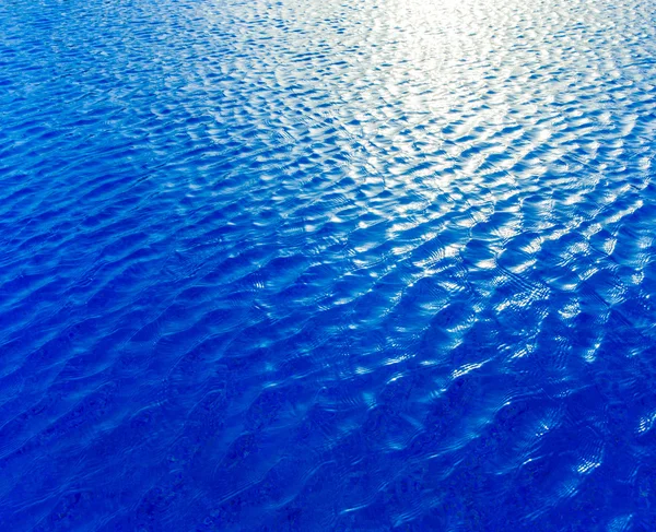 Água da piscina azul — Fotografia de Stock