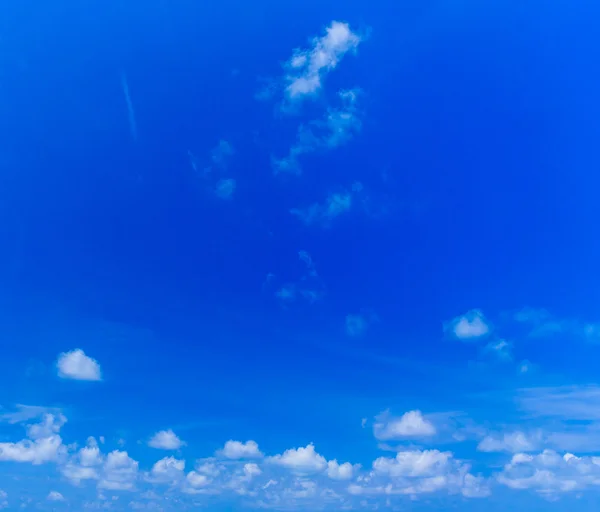 Blauer Himmel mit weißen Wolken — Stockfoto