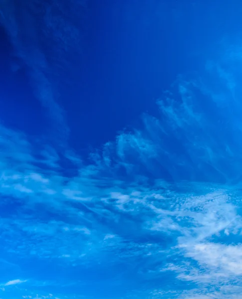 Blauer Himmel mit weißen Wolken — Stockfoto