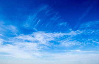 Beyaz bulutlu mavi gökyüzü