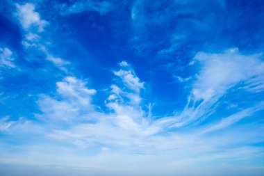 Beyaz bulutlu mavi gökyüzü