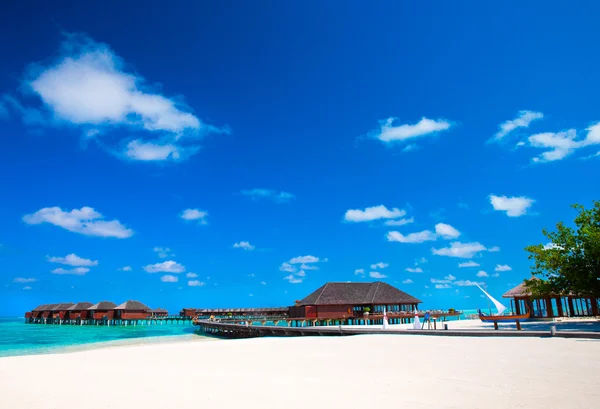 Пляж на Мальдивах и голубая лагуна — стоковое фото