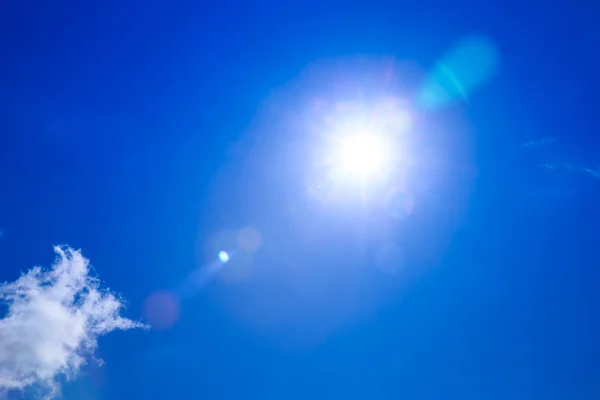 Sol no céu azul claro — Fotografia de Stock