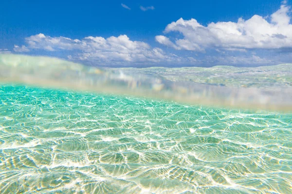 Plaża w Malediwy i błękitne laguny — Zdjęcie stockowe