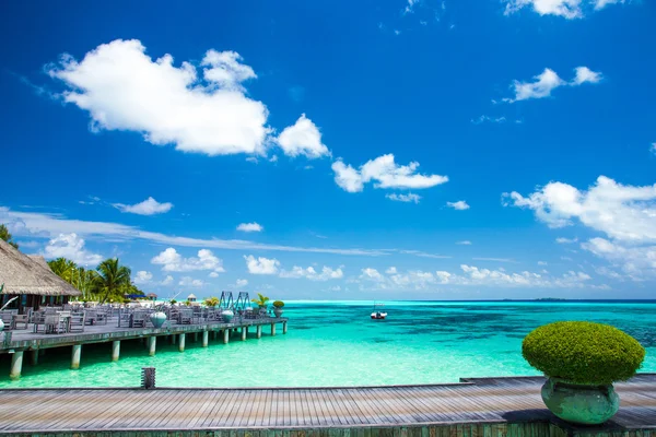 Praia em Maldivas e lagoa azul — Fotografia de Stock