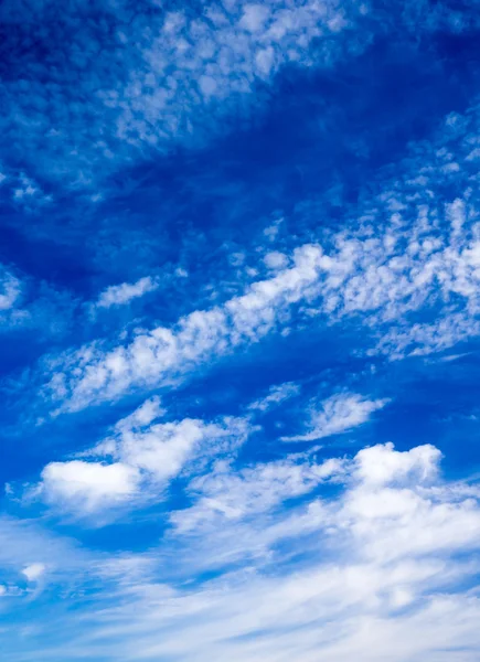 Blauer Himmel mit weißen Wolken — Stockfoto