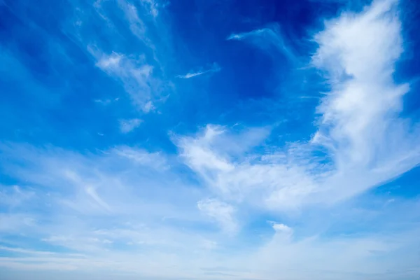 Blauwe lucht met witte wolken — Stockfoto