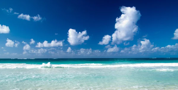 Beach and tropical sea — Stock Photo, Image