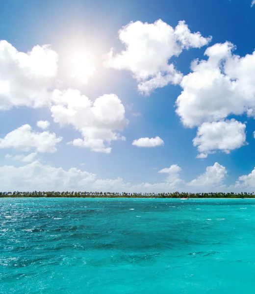 Spiaggia e mare tropicale — Foto Stock