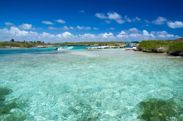 Spiaggia e mare tropicale — Foto Stock