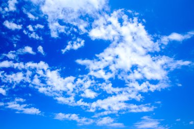 Beyaz bulutlu mavi gökyüzü