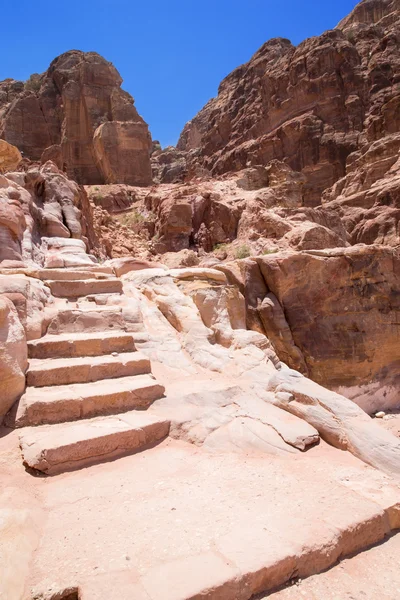 Architecture taillée dans la roche à Petra — Photo