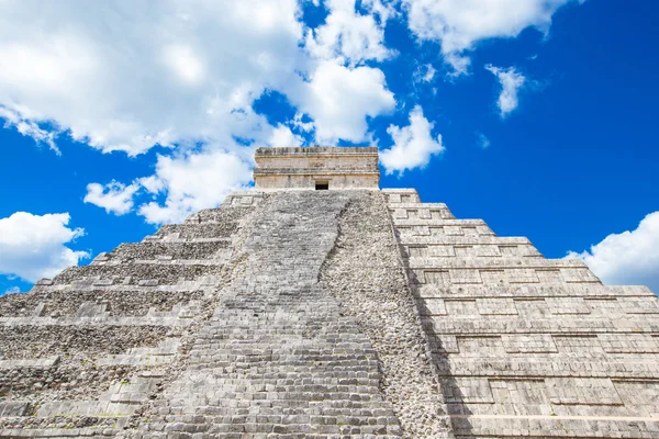 Piramide di Kukulkan nel sito di Chichen Itza — Foto Stock